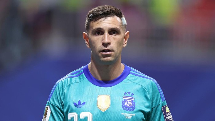 ATLANTA, GEORGIA - JULY 15: Emiliano Martinez #23 of Argentina looks on during the FIFA World Cup 2026 Semi Final match between England and Argentina at Atlanta Stadium on July 15, 2026 in Atlanta, Georgia. (Photo by Buda Mendes/Getty Images)
