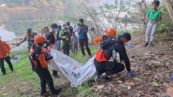 Evakuasi pemuda kbb yang tenggelam di perairan Waduk Saguling