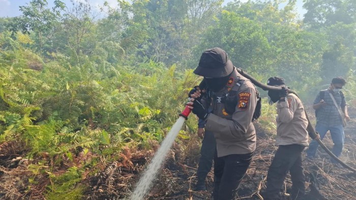 Foto: Polri bersama TNI dan seluruh stakeholder melakukan pemadaman karhutla di Bengkalis (Dok Polres Bengkalis)