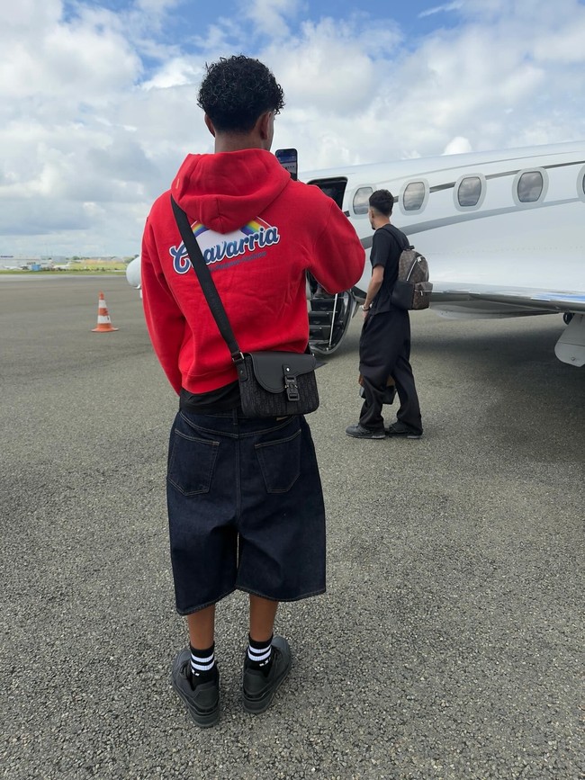 Untuk tas kecil yang lebih praktis, Lamine sesekali memakai Dior Small Saddle Messenger Bag with Flap. Di situs Dior Indonesia, tas ini dijual seharga Rp 47 juta. (Foto: Instagram/@lamineyamal)