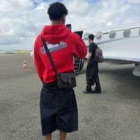 Untuk tas kecil yang lebih praktis, Lamine sesekali memakai Dior Small Saddle Messenger Bag with Flap. Di situs Dior Indonesia, tas ini dijual seharga Rp 47 juta. (Foto: Instagram/@lamineyamal)