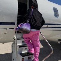 Pria 19 tahun ini juga penggemar berat tas-tas keluaran Louis Vuitton, khususnya Keepall yang ukurannya sangat pas bagi individu sepertinya yang intens bepergian. Apalagi tas model dufflebag yang dipakai Lamine ini merupakan versi Bandouliere yang hadir dalam warna ungu bergradasi yang matching dengan baju-bajunya yang selalu colorful.  (Foto: Instagram/@lamineyamal)