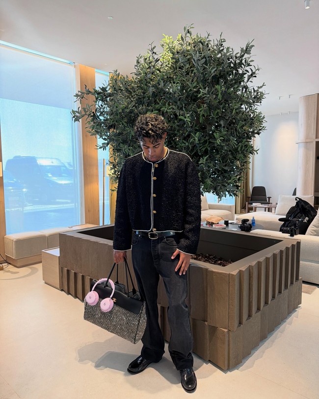 Tentu saja, Lamine tidak mau ketinggalan dengan euforia tas Chanel era Matthieu Blazy. Saat dirilis beberapa bulan lalu, hampir semua koleksi perdana Blazy sebagai direktur kreatif Chanel langsung ludes. Termasuk tas Chanel XXL ‘Urban Essential’ yang dipakai Lamine ini terlepas harganya yang mencapai US$ 12.500 atau sekitar Rp 225 juta. (Foto: Instagram/@lamineyamal)