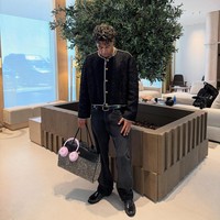 Tentu saja, Lamine tidak mau ketinggalan dengan euforia tas Chanel era Matthieu Blazy. Saat dirilis beberapa bulan lalu, hampir semua koleksi perdana Blazy sebagai direktur kreatif Chanel langsung ludes. Termasuk tas Chanel XXL ‘Urban Essential’ yang dipakai Lamine ini terlepas harganya yang mencapai US$ 12.500 atau sekitar Rp 225 juta. (Foto: Instagram/@lamineyamal)