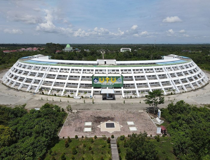 Gedung kampus Universitas Teuku Umar (UTU).