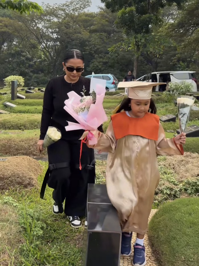 Istri dan anak Glenn Fredly ziarah ke makam.