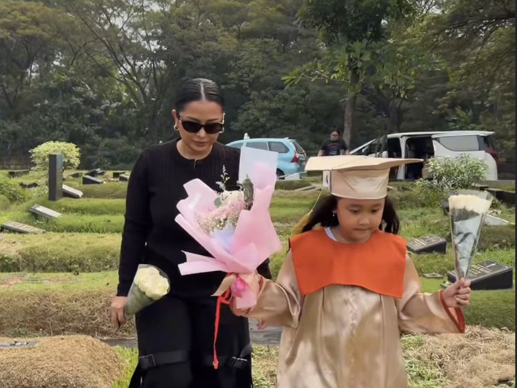 Gewa Lulus TK, Mutia Ayu Ajak ke Makam Glenn Fredly: Ayah Datang ke Mimpi Ya