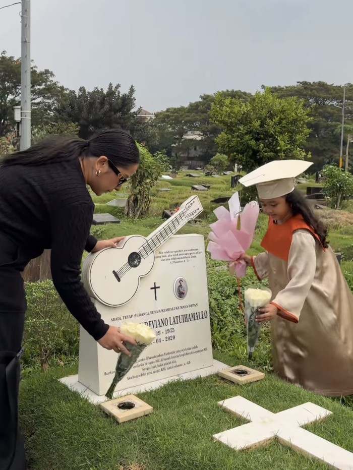 Istri dan anak Glenn Fredly ziarah ke makam.