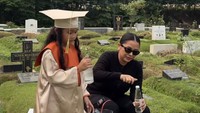 Ayah, doain ya biar Mage (panggilan Gewa) biar cepat pintarnya, jelas Gewa. Dada ayah, nanti datang ya ke mimpi adek, ucap Mutia Ayu. Iya sudah lama gak datang ke mimpi adek, papar Gewa. Foto: dok instagram Mutia Ayu