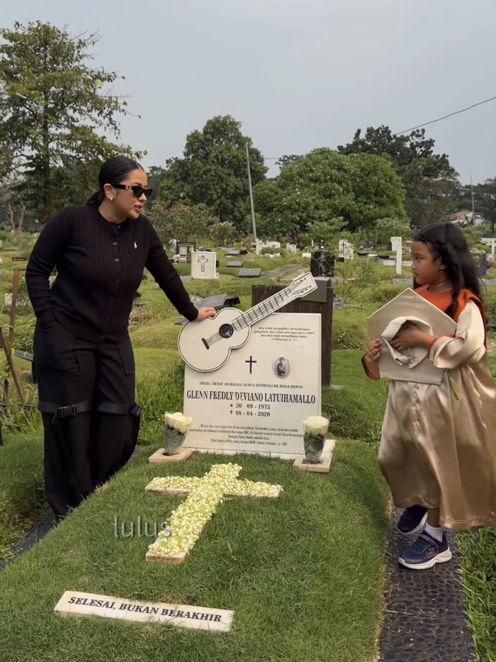 Istri dan anak Glenn Fredly ziarah ke makam.