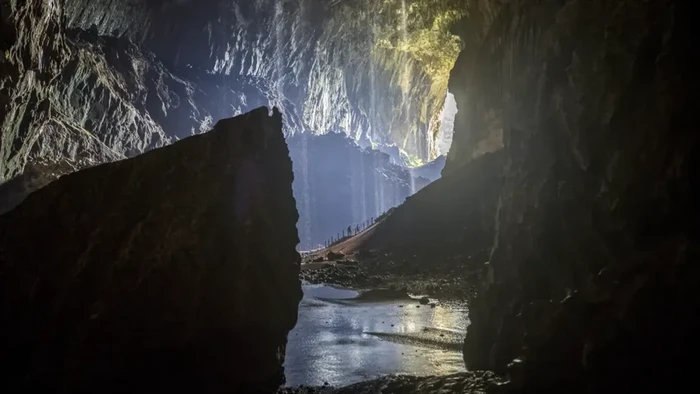 Gua Rusa yang digambarkan di sini adalah lorong gua terbesar kedua di dunia, dinamakan demikian karena kawanan rusa dulunya mengunjungi gua ini untuk menjilati garam mineral dari dindingnya.