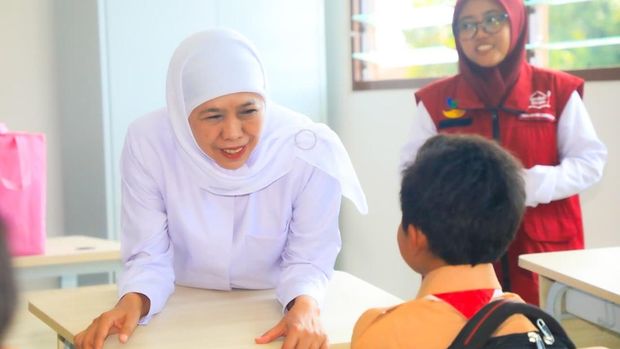 Gubernur Jatim Khofifah Indar Parawansa saat meninjau sekolah rakyat terintegrasi di Muncar, Banyuwangi. Gubernur Jatim Khofifah Indar Parawansa saat meninjau sekolah rakyat terintegrasi di Muncar, Banyuwangi.