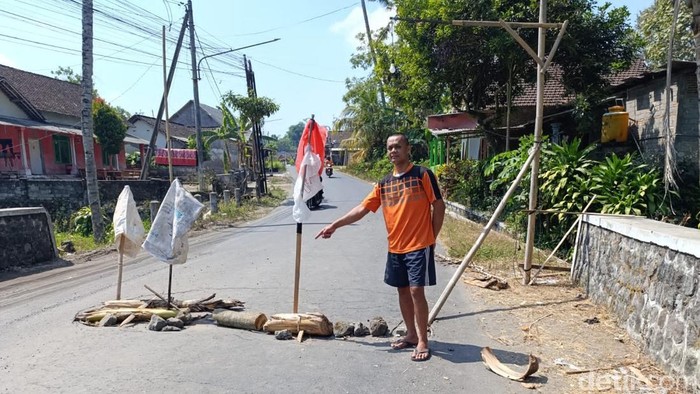 Kondisi jembatan di Jalan Raya Desa Sidodadi, Kecamatan Garum, Kabupaten Blitar, mengalami retak dan ambles. Kendaraan bertonase besar dilarang melintas karena kerusakan diduga dipicu kendaraan bermuatan berlebih (overload).