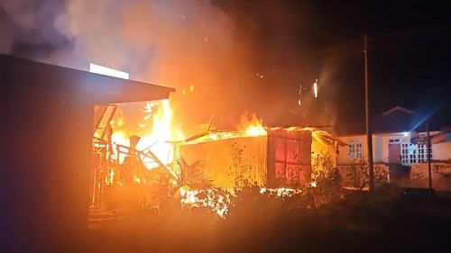 Kebakaran melanda sebuah rumah dan tiga lapak usaha di Cewonikit, Kelurahan Pau, Kecamatan Langke Rembong, Manggarai, NTT, Sabtu (18/7/2026). (Foto: Dok. Paulus Herman Nanggar)