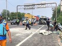 Kecelakaan Beruntun 6 Kendaraan di Tol Bintara Arah Cakung, 1 Orang Tewas