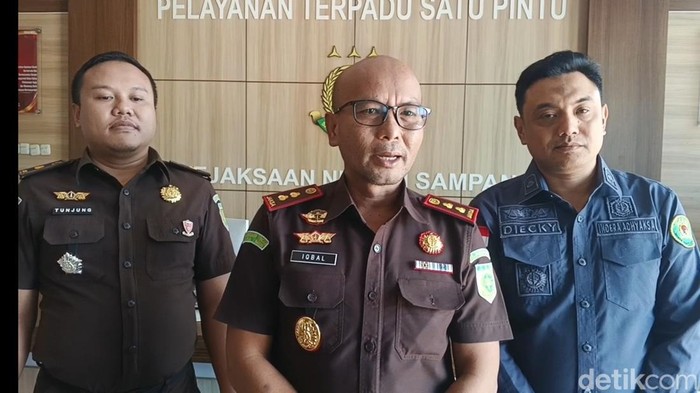 Kepala kejaksaan negeri Sampang,  Mohammad Ikbal (tengah) bersaama Kepala Seksi Intelijen Kejari Sampang, Diecky Eka Koes Andriasah (kanan)