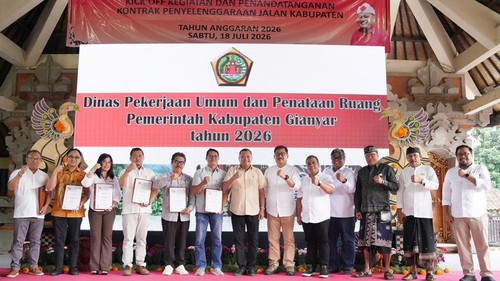 Kick Oloff kegiatan penanganan jalan dan penandatanganan kontrak bersama 2026 di Wantilan Pura Jemeng, Desa Adat Sebali, Desa Keliki, Kecamatan Tegallalang, Sabtu (18/7/2026). (Dok Pemkab Gianyar).