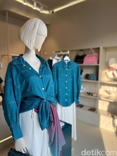 Koleksi liburan Buttonscarves bertema 'Under The Sea' hiasi Land's End PIK2 dengan deretan busana, tas, dan kursi pantai monogram bernuansa hijau gelap. Koleksi liburan Buttonscarves bertema 'Under The Sea' hiasi Land's End PIK2 dengan deretan busana, tas, dan kursi pantai monogram bernuansa hijau gelap.
