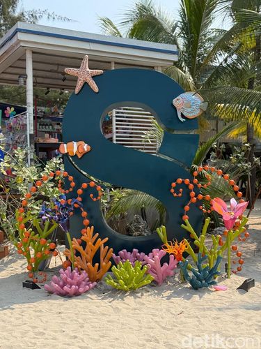 Koleksi liburan Buttonscarves bertema 'Under The Sea' hiasi Land's End PIK2 dengan deretan busana, tas, dan kursi pantai monogram bernuansa hijau gelap. Koleksi liburan Buttonscarves bertema 'Under The Sea' hiasi Land's End PIK2 dengan deretan busana, tas, dan kursi pantai monogram bernuansa hijau gelap.
