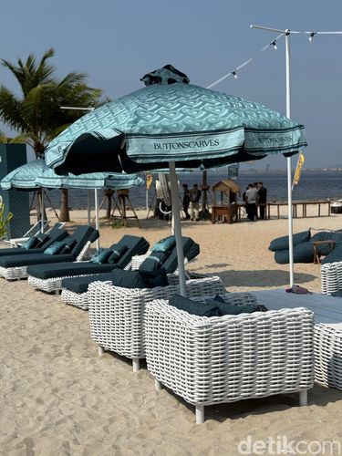 Koleksi liburan Buttonscarves bertema 'Under The Sea' hiasi Land's End PIK2 dengan deretan busana, tas, dan kursi pantai monogram bernuansa hijau gelap. Koleksi liburan Buttonscarves bertema 'Under The Sea' hiasi Land's End PIK2 dengan deretan busana, tas, dan kursi pantai monogram bernuansa hijau gelap.