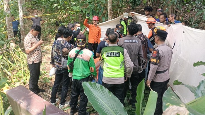 Kondisi lansia yang meninggal dunia saat petik kelapa di atas pohon Desa Bantarbarang, Kecamatan Rembang, Kabupaten Purbalingga, Sabtu (18/7/2026).