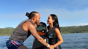 Pebalap Formula 1 Lewis Hamilton akhirnya posting kabar kedekatannya dengan Kim Kardashian di akun Instagram pribadinya. Keduanya menghabiskan waktu santai bersama keluarganya di vila pinggir danau dan berenang. Foto: Lewis Hamilton dan Kim Kardashian/ Instagram