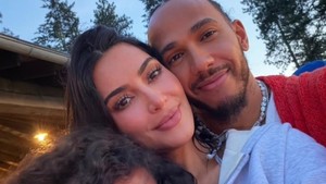 Ini juga potret kebersamaan mereka saat senja tiba dengan latar danau yang indah. Kim menuliskan, Musim panas di danau bersama orang-orang favoritku. Foto: Lewis Hamilton dan Kim Kardashian/ Instagram