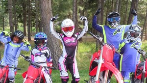 Salah satu momen saat keduanya bersama anak-anak mereka memakai setelan naik motor trail, lengkap dengan helmnya. Foto: Lewis Hamilton dan Kim Kardashian/ Instagram