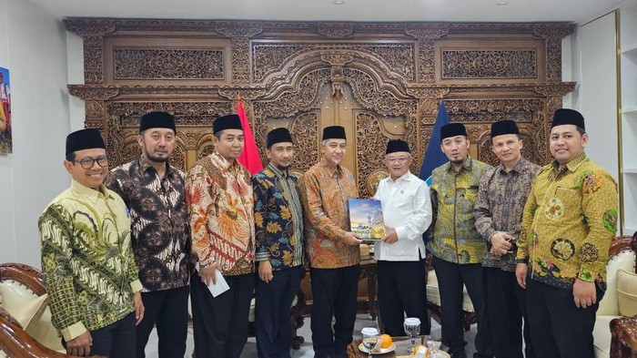 Mendikdasmen saat menyambut perwakilan dari Pondok Gontor Ponorogo.