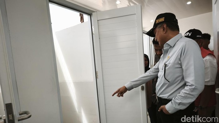 Menteri PU Dody Hanggodo saat meninjau Sekolah Rakyat Terintegrasi 1 Kota Semarang di Kelurahan Rowosari, Kecamatan Tembalang, Sabtu (18/7/2026).