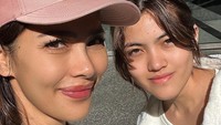 Nadia Mulya berharap Nadine bisa berkuliah dan menjadi psikolog yang bermanfaat bagi orang banyak. Nadine, bayi yang dulu Mama besarkan dengan penuh cinta, yang foto newborn di Amore, yang ASI hingga 2 tahun kurang 1 bulan, yang Mama antar ke Gymboree dan Shichida, yang menatap bingung saat Mama tinggalkan di hari pertama TK dan memekik bahagia saat dijemput lagi, yang Mama videokan setiap pertunjukan sekolah. Sekarang adalah perempuan 20 tahun yang akan melanjutkan kuliah di Australia demi menjadi psikolog yang bisa bermanfaat untuk orang banyak, tulisnya dilihat di Instagram, Minggu (19/7/2026). (Foto: dok Instagram nadiamulya)