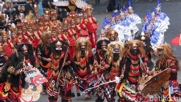Sejumlah kesenian daerah Banyuwangi tampil pada gelaran Banyuwangi Ethno Carnival (BEC) 2026 di Banyuwangi, Jawa Timur, Sabtu (18/7/2026). BEC ke-14 bertema Perang Bayu yang menceritakan perjuangan Rakyat Blambangan melawan kolonialisme tersebut menampilkan lebih dari seratus peraga dengan kostum yang memadukan unsur budaya lokal dan fashion modern guna mempromosikan pariwisata sekaligus melestarikan sejarah, seni dan budaya Banyuwangi. ANTARA FOTO/Budi Candra Setya/sgd