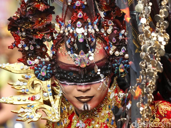 Sejumlah kesenian daerah Banyuwangi tampil pada gelaran Banyuwangi Ethno Carnival (BEC) 2026 di Banyuwangi, Jawa Timur, Sabtu (18/7/2026). BEC ke-14 bertema Perang Bayu yang menceritakan perjuangan Rakyat Blambangan melawan kolonialisme tersebut menampilkan lebih dari seratus peraga dengan kostum yang memadukan unsur budaya lokal dan fashion modern guna mempromosikan pariwisata sekaligus melestarikan sejarah, seni dan budaya Banyuwangi. ANTARA FOTO/Budi Candra Setya/sgd
