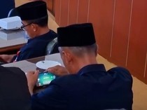 Viral Camat Asyik Main Game saat Paripurna di DPRD Madiun