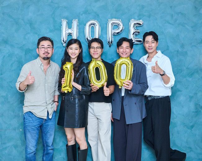 Pemain film HOPE merayakan pencapaiannya tembus 1 juta penonton dalam waktu kurang dari tiga hari. Pemain film HOPE merayakan pencapaiannya tembus 1 juta penonton dalam waktu kurang dari tiga hari.