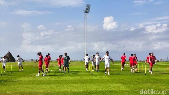 Pemain Timnas Indonesia saat menjalani latihan di Bali United Training Center, Gianyar, Sabtu (18/7/2026). (Foto: Krisna Pradipta/detikBali)