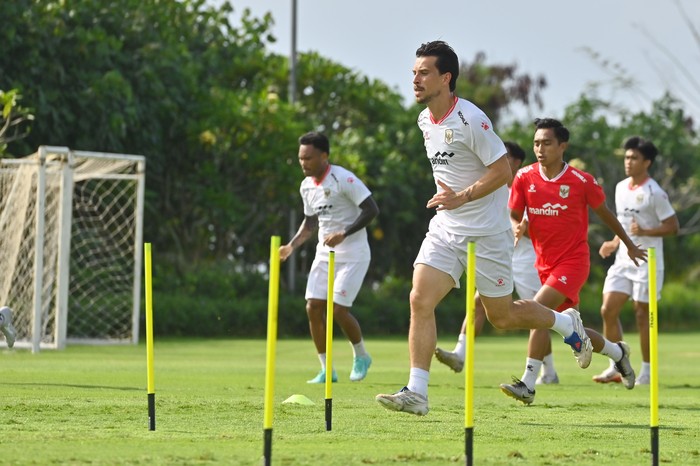 Pesepak bola Timnas Indonesia Beckham Putra (kanan), Wahyu Prasetyo (kedua kanan), Jens Raven (kedua kiri) dan Tim Geypens (kiri) mengikuti sesi latihan di Training Center Bali United, Pantai Purnama, Gianyar, Bali, Sabtu (18/7/2026). Timnas Indonesia mempertajam taktik pada pemusatan latihan gelombang kedua yang saat ini telah diikuti 22 orang pemain sebagai persiapan menjelang Piala AFF 2026. ANTARA FOTO/Fikri Yusuf/nz