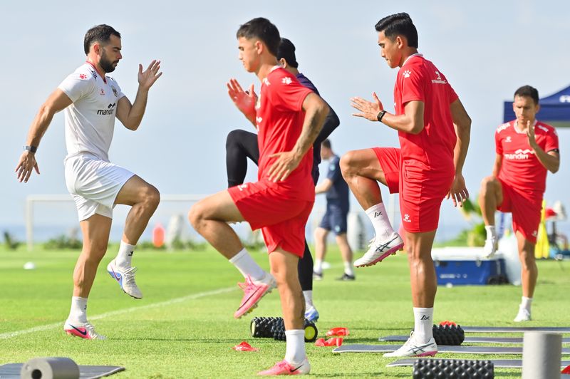 Pemusatan latihan Timnas Indonesia Pesepak bola Timnas Indonesia Beckham Putra (kanan), Wahyu Prasetyo (kedua kanan), Jens Raven (kedua kiri) dan Tim Geypens (kiri) mengikuti sesi latihan di Training Center Bali United, Pantai Purnama, Gianyar, Bali, Sabtu (18/7/2026). Timnas Indonesia mempertajam taktik pada pemusatan latihan gelombang kedua yang saat ini telah diikuti 22 orang pemain sebagai persiapan menjelang Piala AFF 2026. ANTARA FOTO/Fikri Yusuf/nz