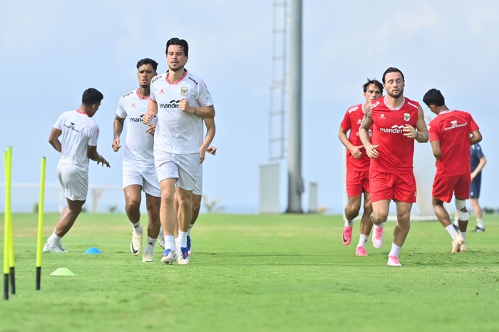 Pesepak bola Timnas Indonesia Beckham Putra (kanan), Wahyu Prasetyo (kedua kanan), Jens Raven (kedua kiri) dan Tim Geypens (kiri) mengikuti sesi latihan di Training Center Bali United, Pantai Purnama, Gianyar, Bali, Sabtu (18/7/2026). Timnas Indonesia mempertajam taktik pada pemusatan latihan gelombang kedua yang saat ini telah diikuti 22 orang pemain sebagai persiapan menjelang Piala AFF 2026. ANTARA FOTO/Fikri Yusuf/nz