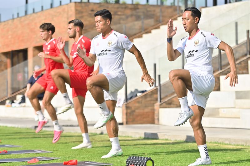 Pemusatan latihan Timnas Indonesia Pesepak bola Timnas Indonesia Beckham Putra (kanan), Wahyu Prasetyo (kedua kanan), Jens Raven (kedua kiri) dan Tim Geypens (kiri) mengikuti sesi latihan di Training Center Bali United, Pantai Purnama, Gianyar, Bali, Sabtu (18/7/2026). Timnas Indonesia mempertajam taktik pada pemusatan latihan gelombang kedua yang saat ini telah diikuti 22 orang pemain sebagai persiapan menjelang Piala AFF 2026. ANTARA FOTO/Fikri Yusuf/nz