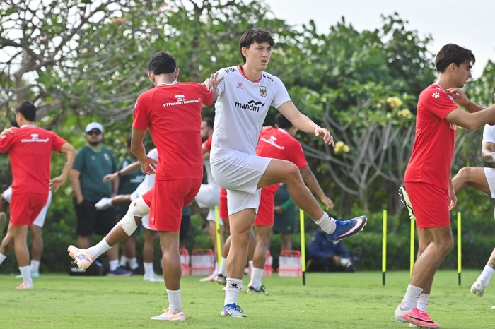 Pesepak bola Timnas Indonesia Mitchell Baker (tengah) mengikuti sesi latihan di Training Center Bali United, Pantai Purnama, Gianyar, Bali, Sabtu (18/7/2026). Timnas Indonesia mempertajam taktik pada pemusatan latihan gelombang kedua yang saat ini telah diikuti 22 orang pemain sebagai persiapan menjelang Piala AFF 2026. ANTARA FOTO/Fikri Yusuf