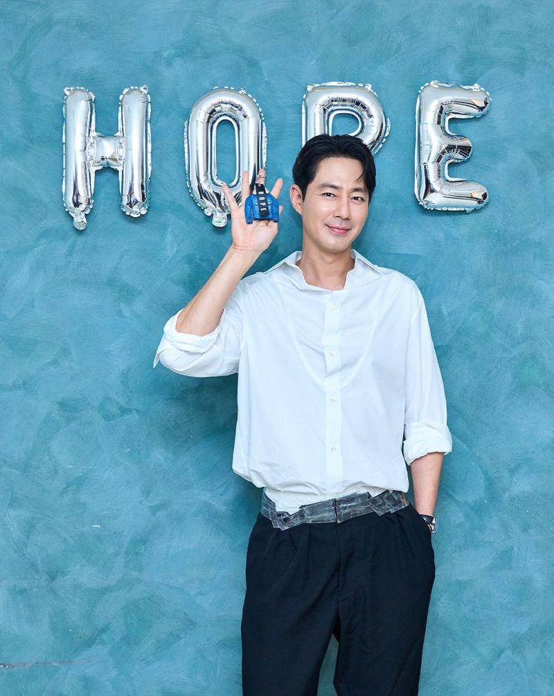 Penampilan Jo In Sung dengan celana nyentrik keluaran Maison Margiela di tengah promosi film HOPE. Penampilan Jo In Sung dengan celana nyentrik keluaran Maison Margiela di tengah promosi film HOPE.