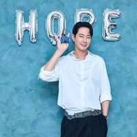 Gaya Jo In Sung Pakai Celana Lakban Mirip Park Bo Gum, Auto Bikin Salfok
