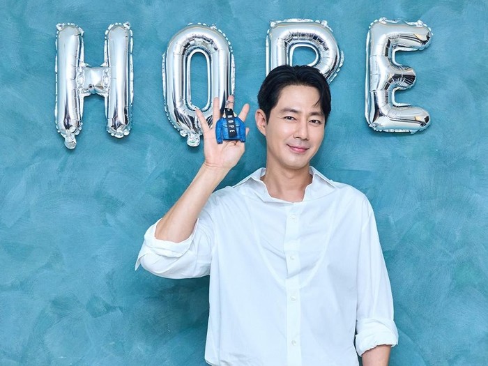Penampilan Jo In Sung dengan celana nyentrik keluaran Maison Margiela di tengah promosi film HOPE.