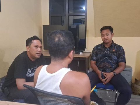 Penangkapan pelaku pencabulan anak di Sampang Detik-detik penangkapan pelaku pencabulan anak tiri di Kecamatan Sokobanah, Sampang