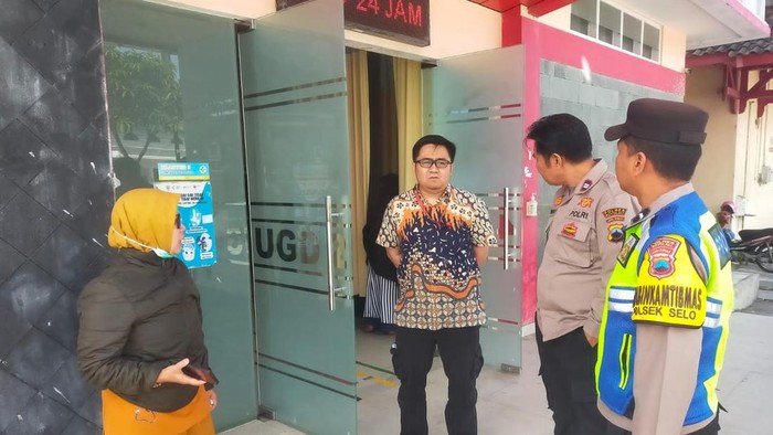 Petugas Polsek Selo mendatangi Puskesmas Selo.