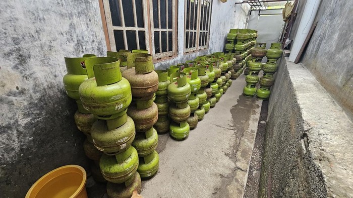 Sejumlah tabung gas bersubsidi dalam praktik pengoplosan diamankan petugas kepolisian, Sabtu (18/7/2026).