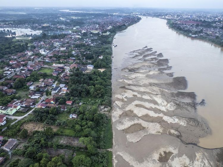 Kemarau Susutkan Debit Sungai Batanghari, Hamparan Pasir Bermunculan
