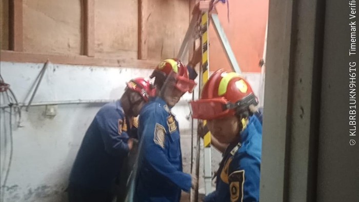 Petugas Damkar Bogor evakuasi kakek tercebur sumur di Ciseeng.
