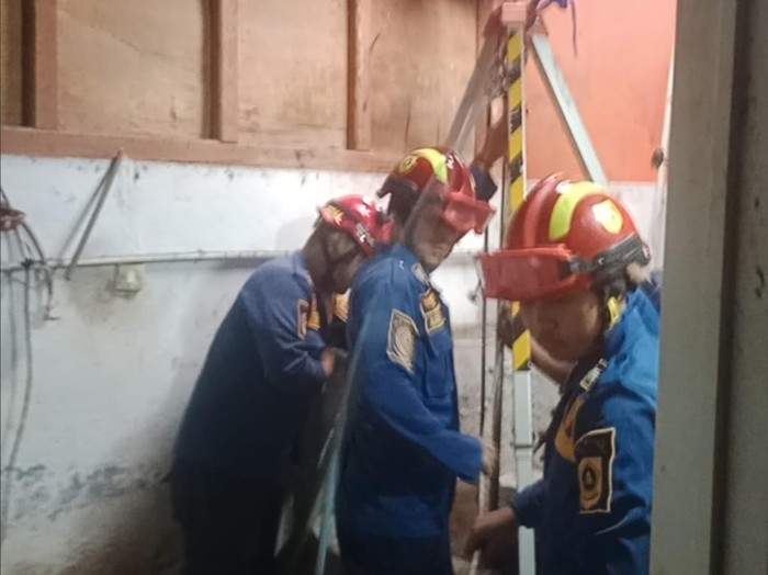 Petugas Damkar Bogor evakuasi kakek tercebur sumur di Ciseeng.